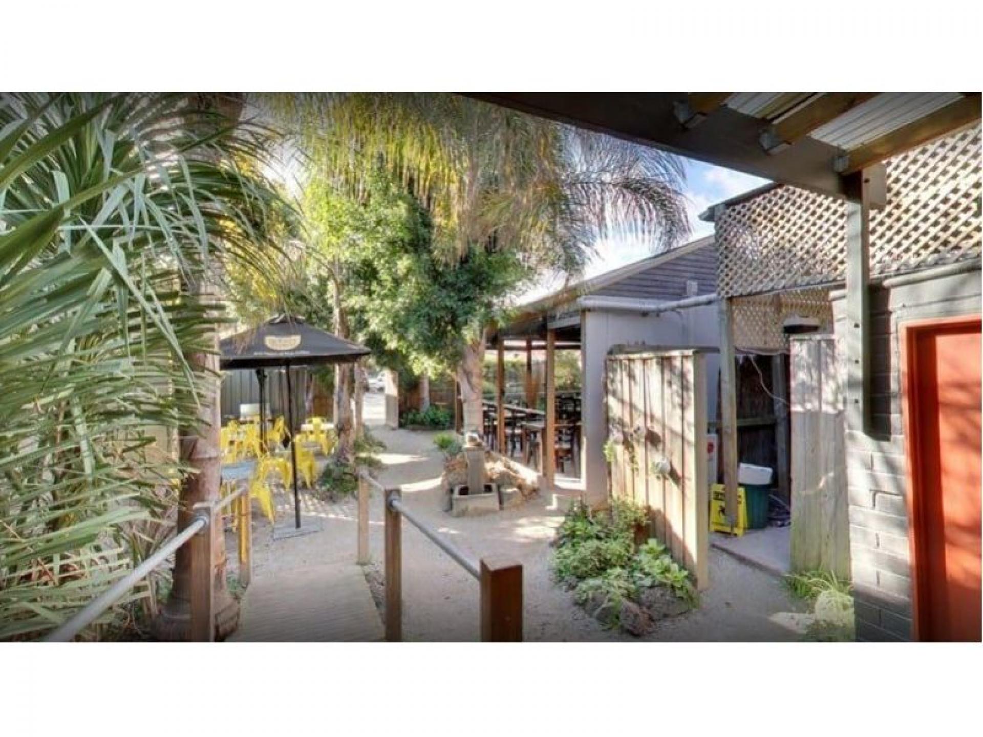 Under Contract - Licensed 525264 1