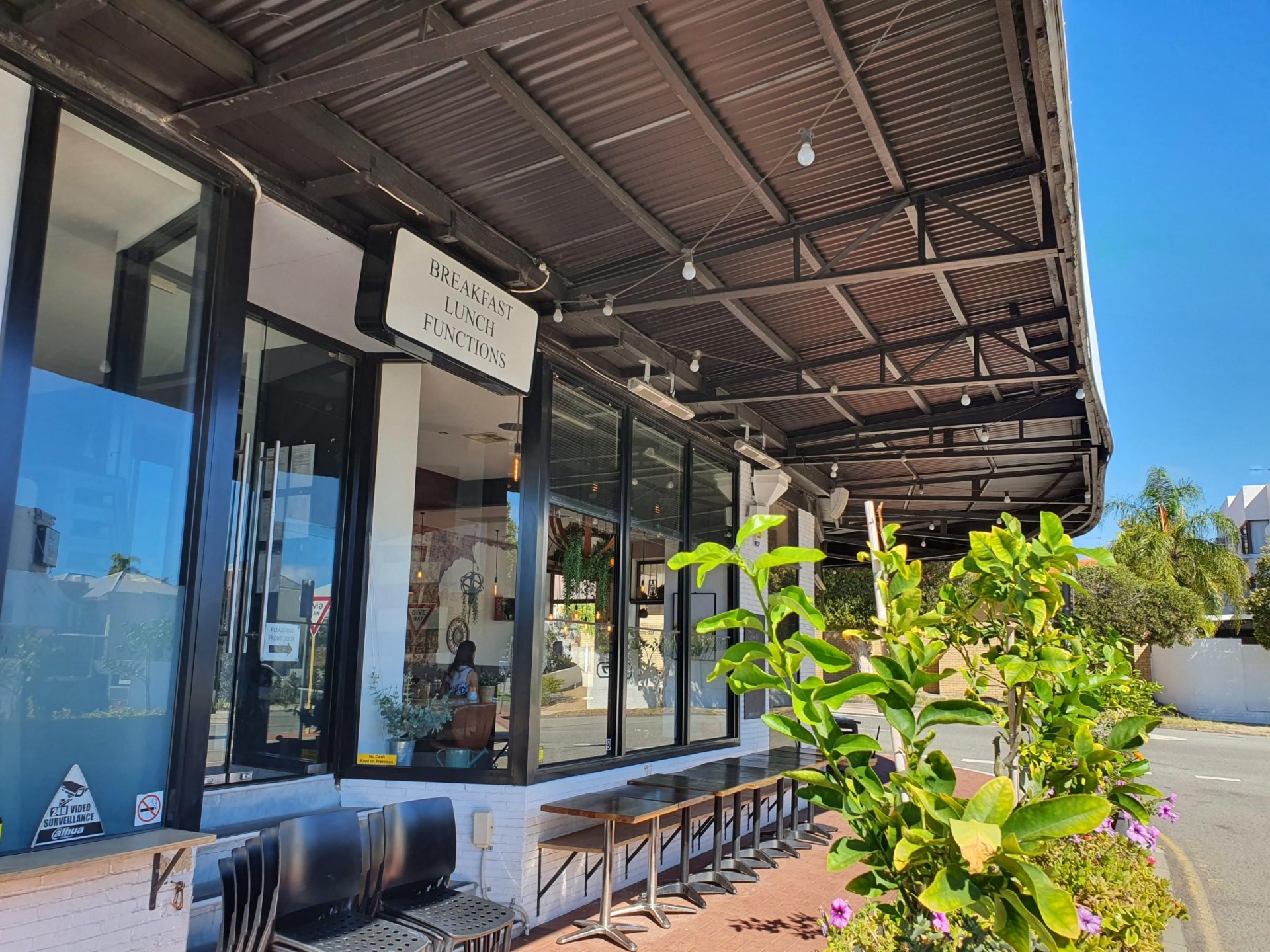 Stunning And Stylish CafÉ 530671 3