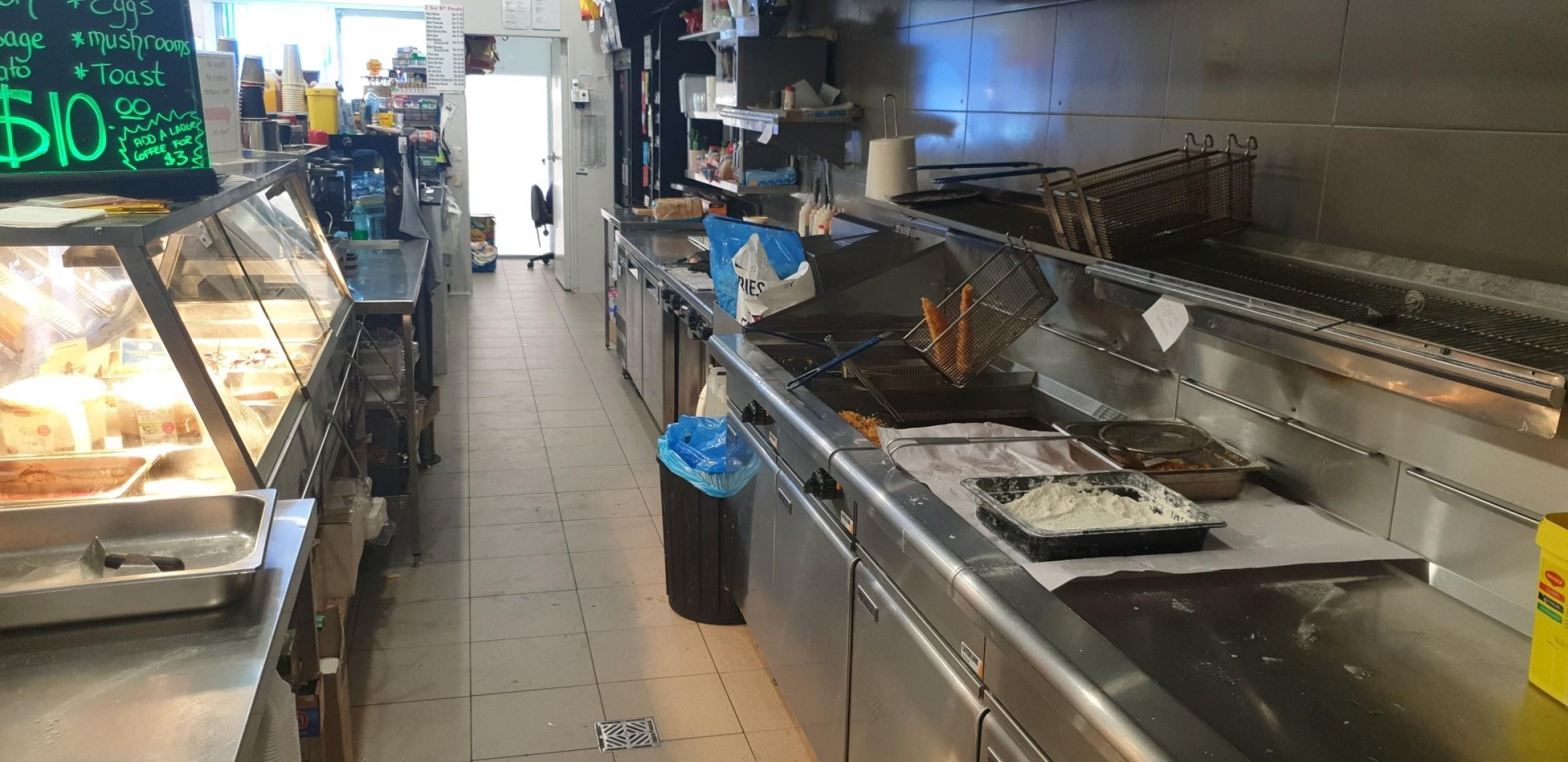 Very Busy Convenience Store/deli/take 533345 1