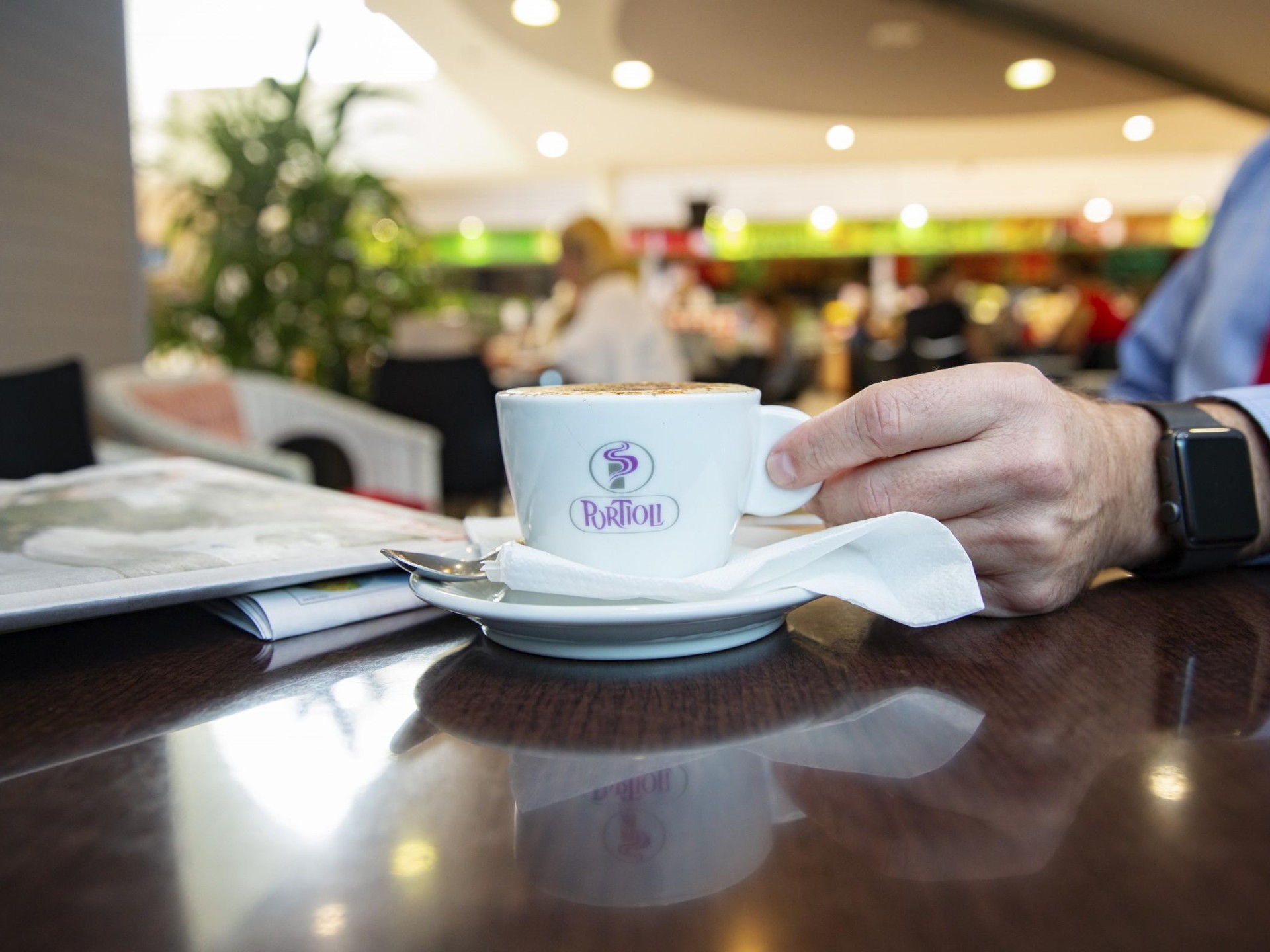 Cafe In Shopping Centre 549530 2