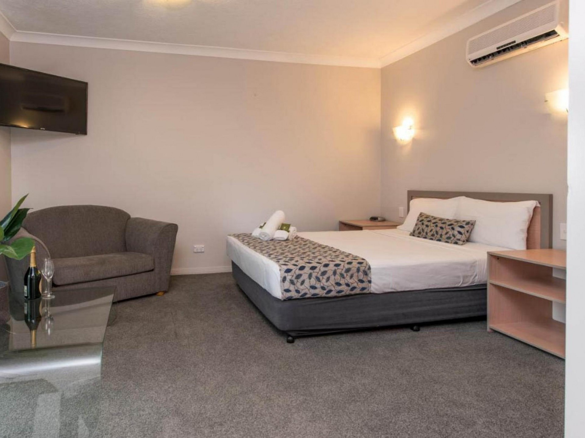 Under Offer. Rare Freehold 560118 2