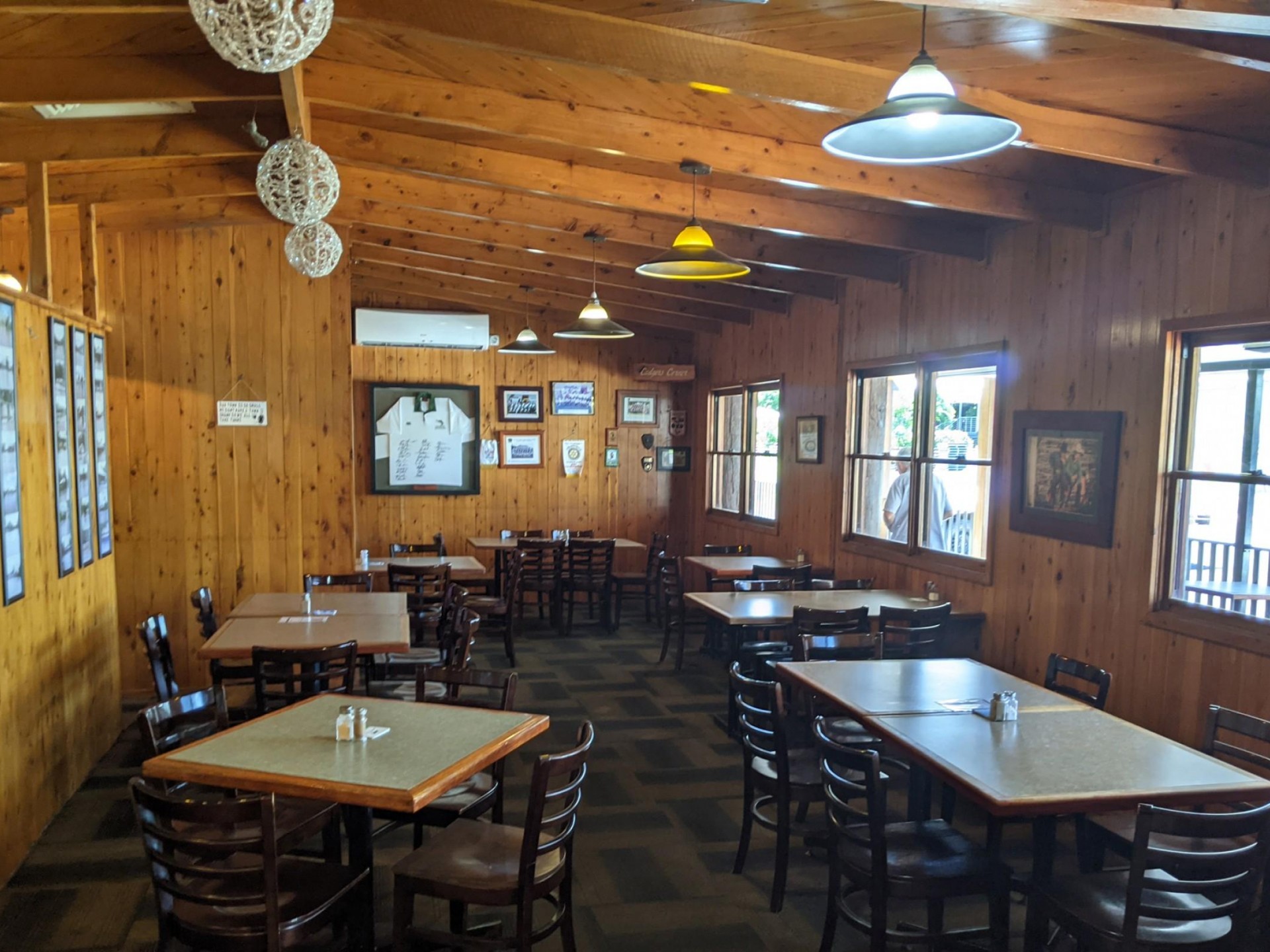 Famous Country Pub For 560127 3
