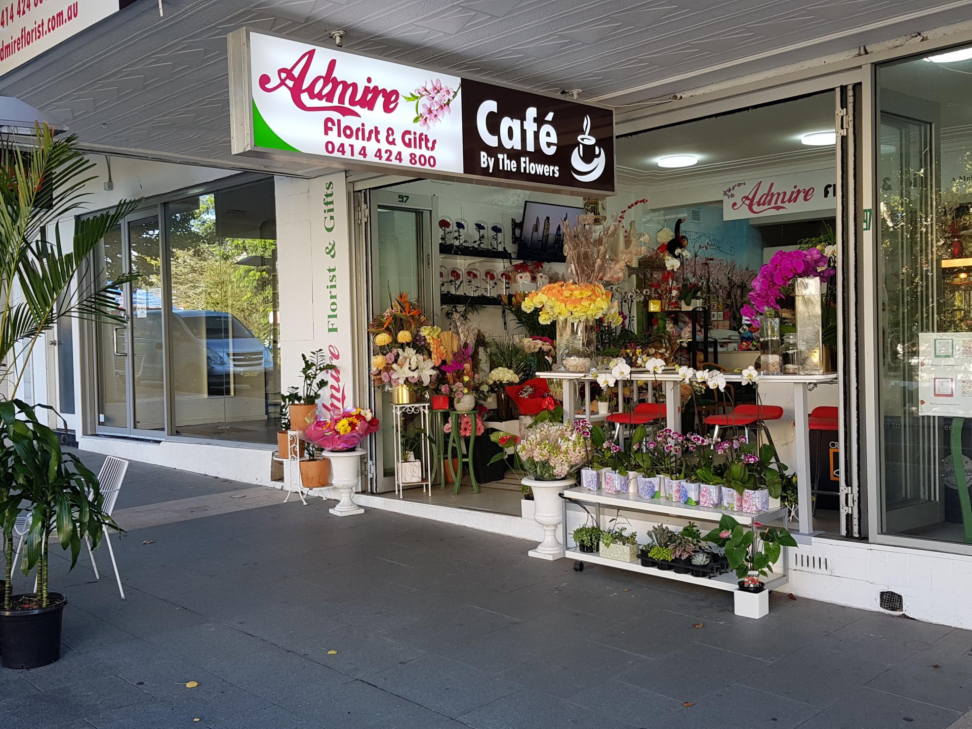 Florist & Cafe In 562087 1