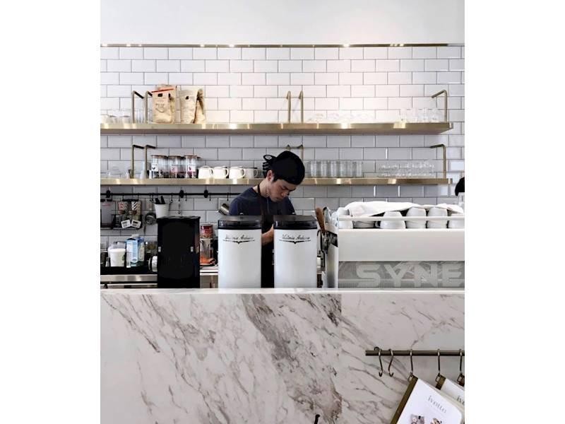 Busy Cafe In Bustling 565158 3