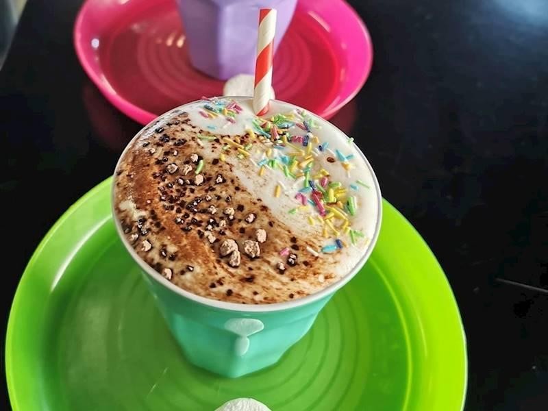 Thriving Lakeside Cafe 565185 3