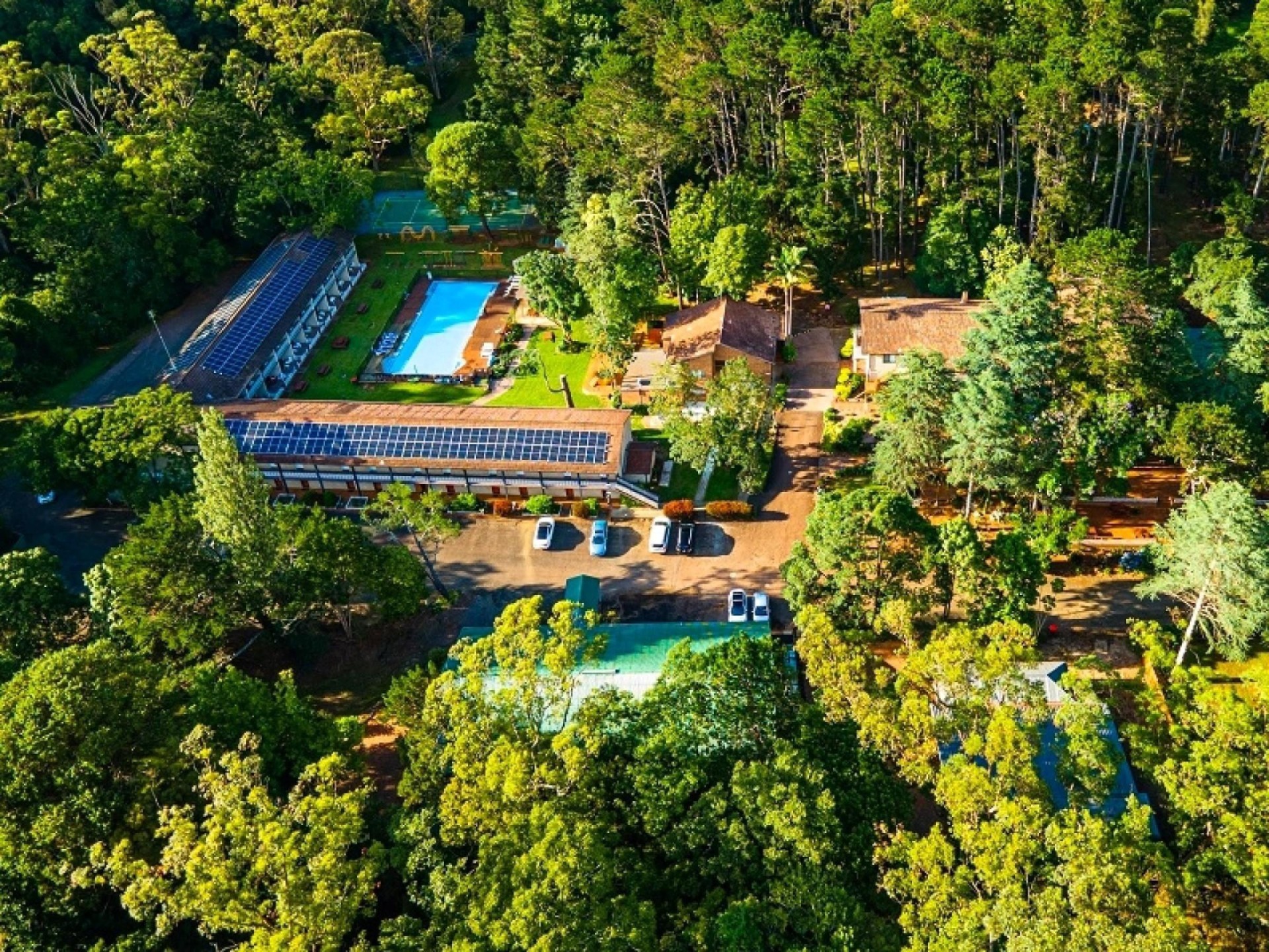 Extensively Renovated Freehold Resort 570872 1