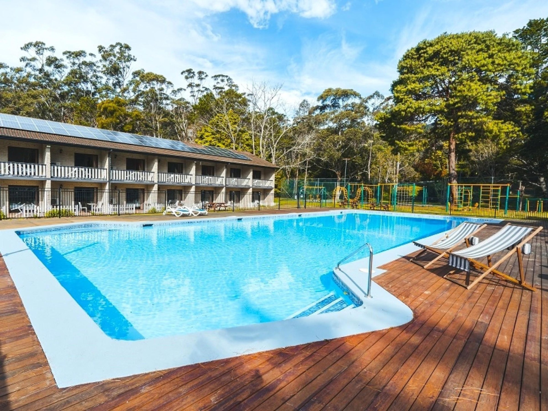 Extensively Renovated Freehold Resort 570872 2