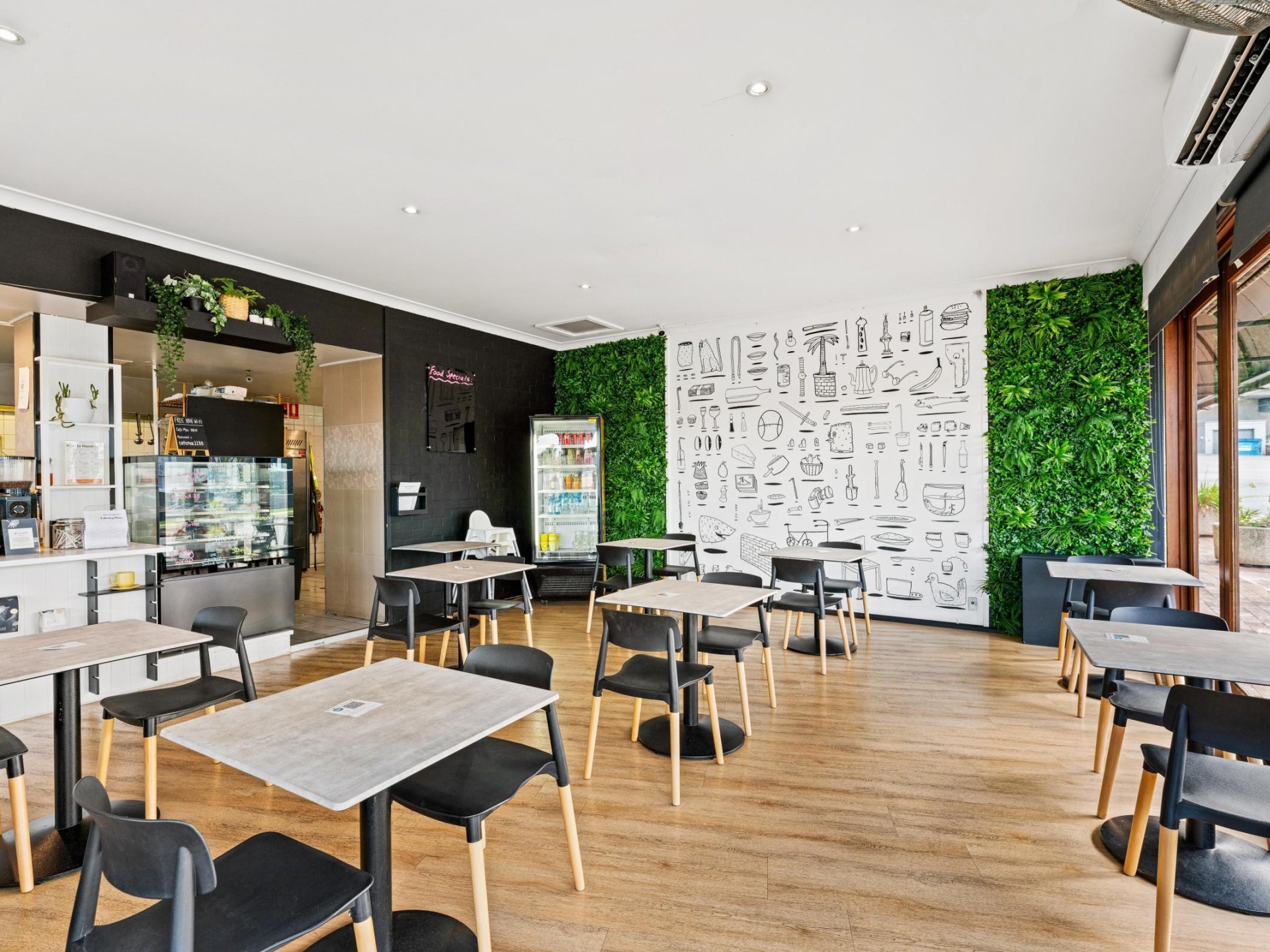Fantastic Cafe With Lake 572467 1