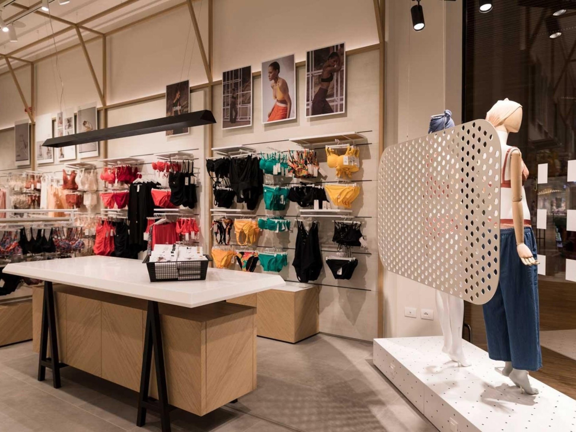 Luxury Lingerie And Cosmetic 572615 1