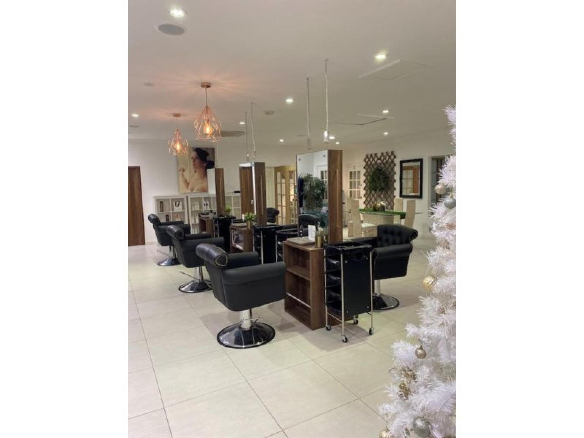 Busy Hair Salon Ready 572985 2