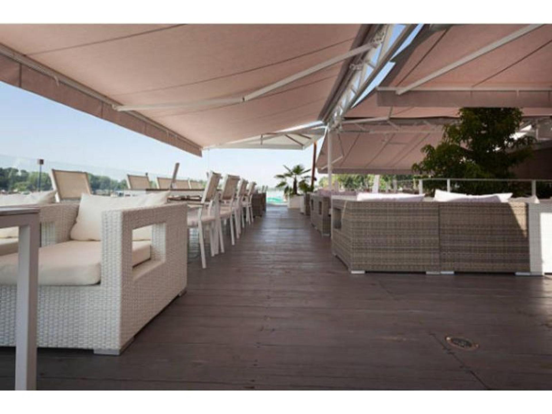 Sold! Superb Outdoor Shade 573019 1
