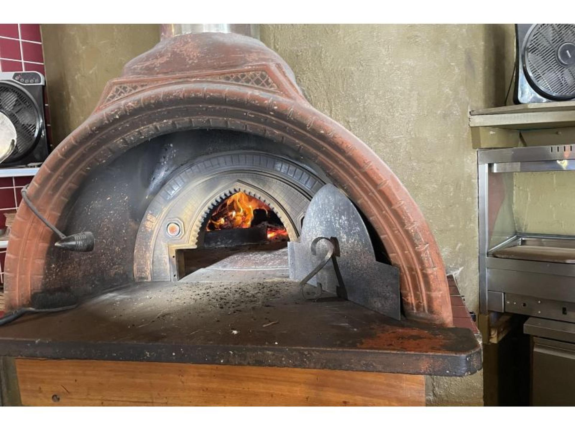 Irresistible Pizza Restaurant Business 590850 3