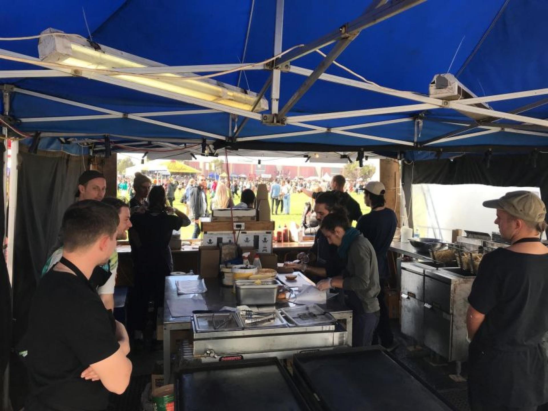 Mobile Food And Beverage 594354 3