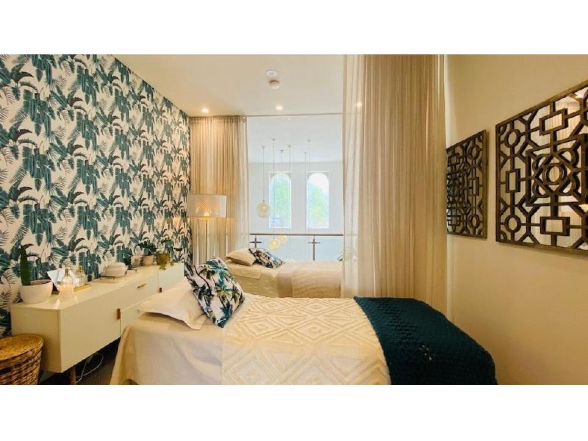 Renowned Beauty Bar In 594560 3