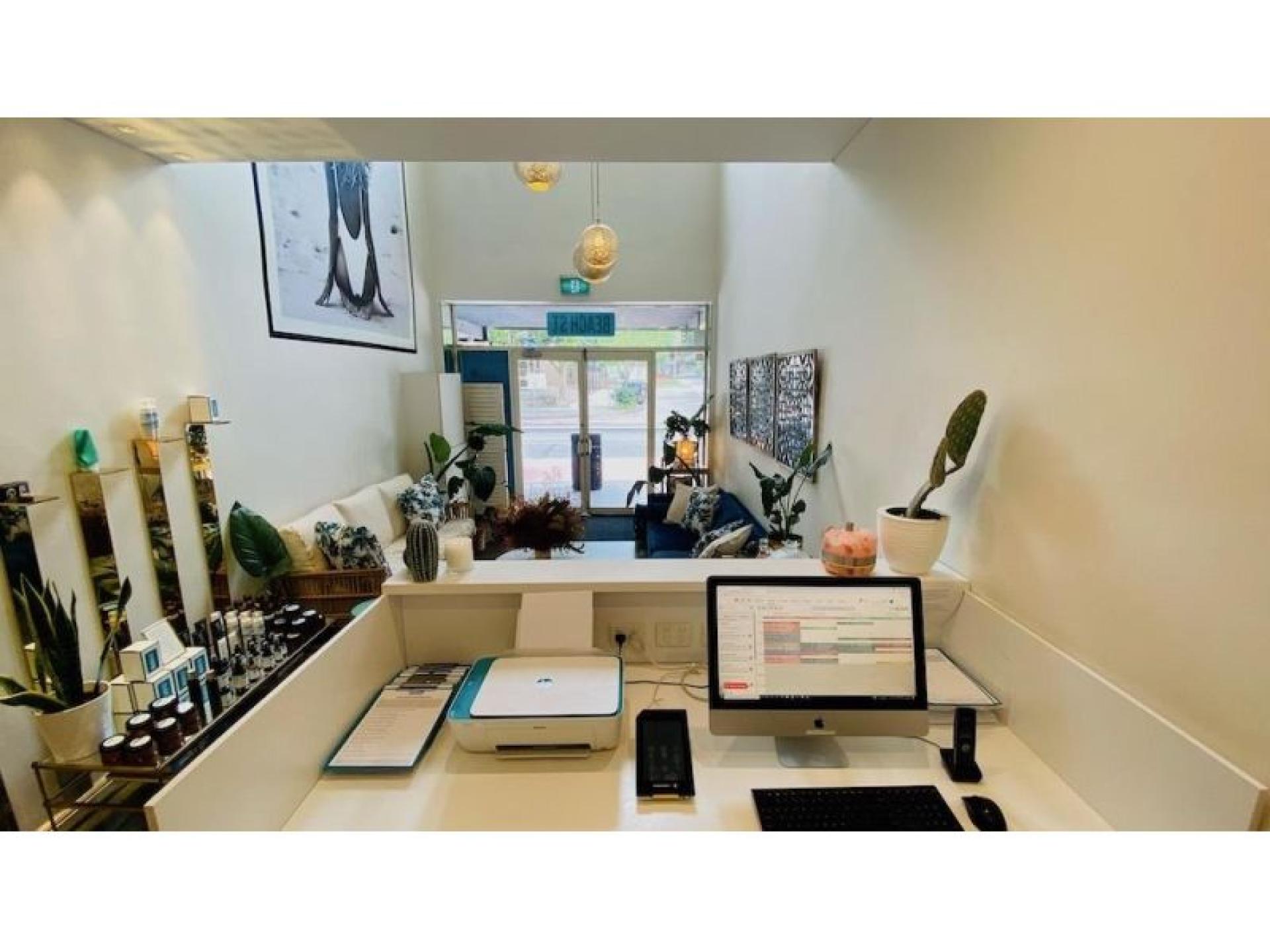 Renowned Beauty Bar In 594560 2
