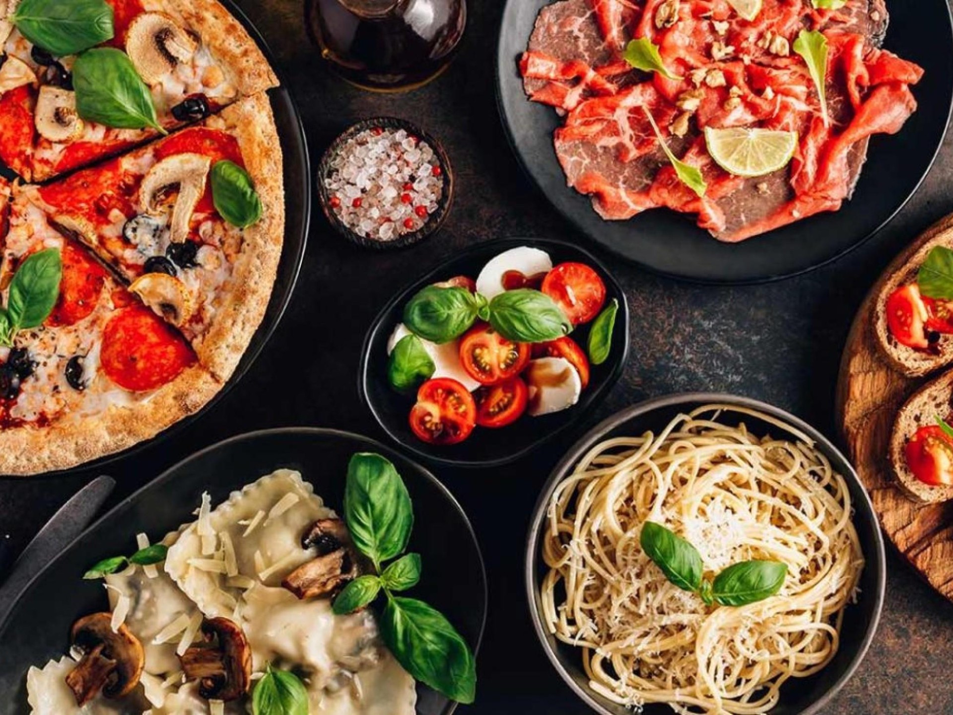 Bustling Italian Eatery Located 597474 2