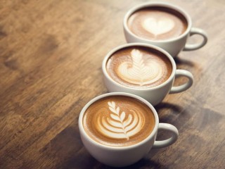 ICONIC BUSTLING CAFÉ