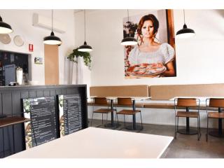 Smooth-Running Pizzeria Business in Charming Berry