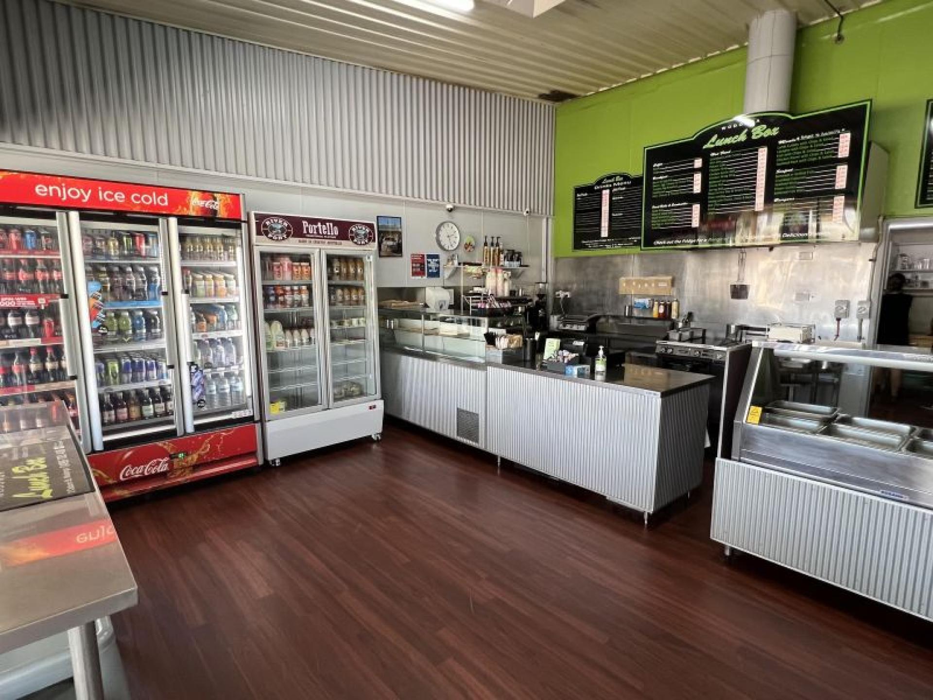 Busy Lunch Bar Operating 606706 3