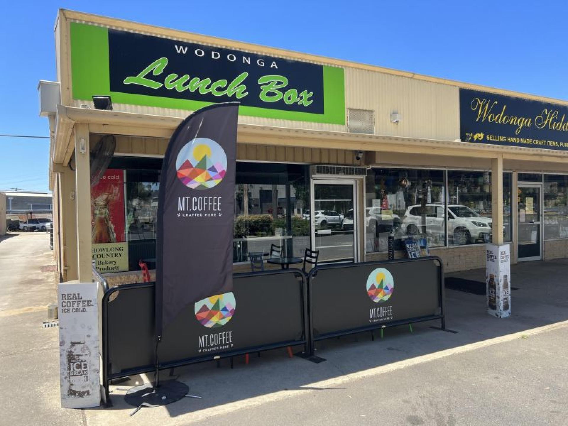 Busy Lunch Bar Operating 606706 1