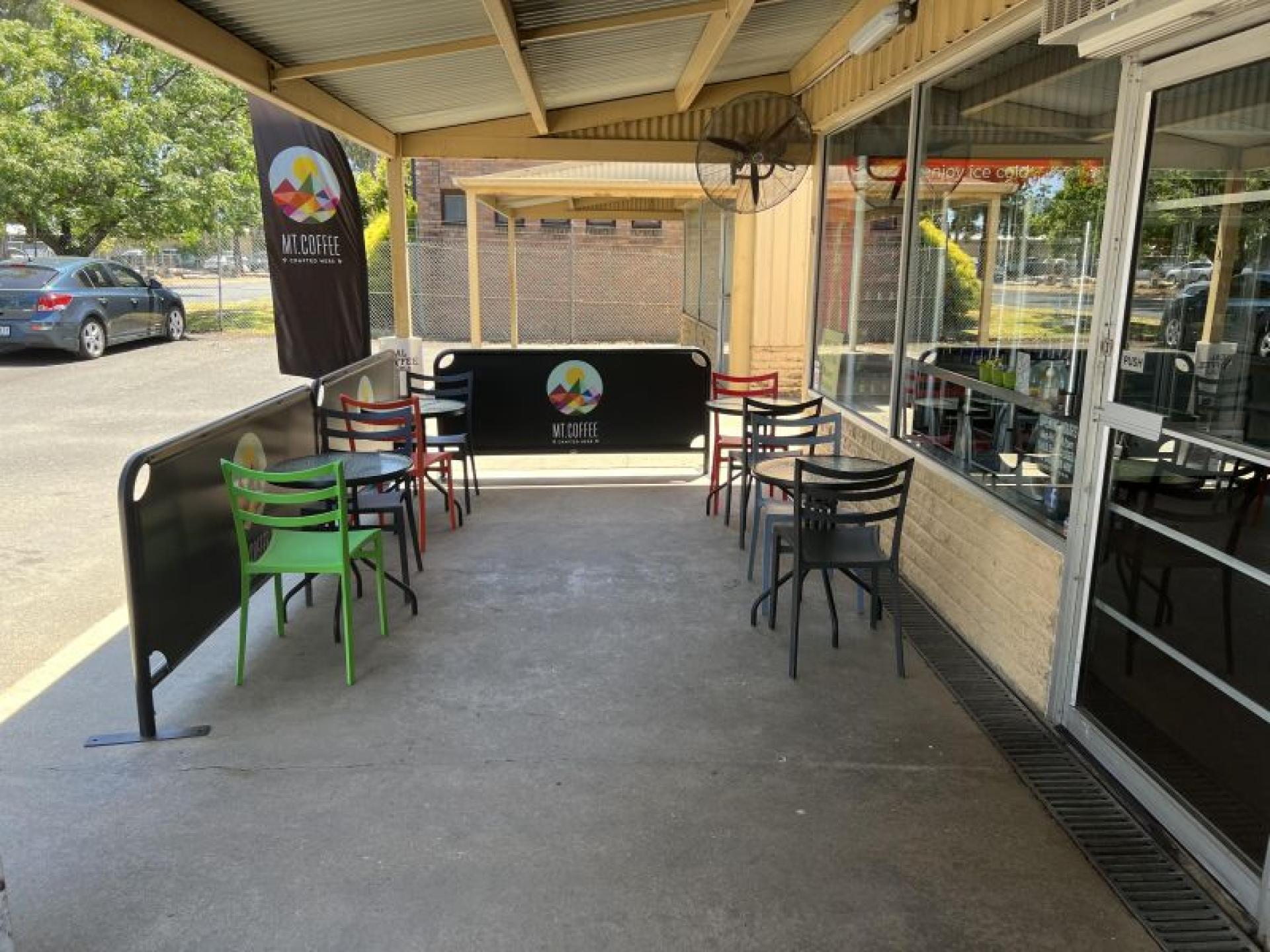 Busy Lunch Bar Operating 606706 2