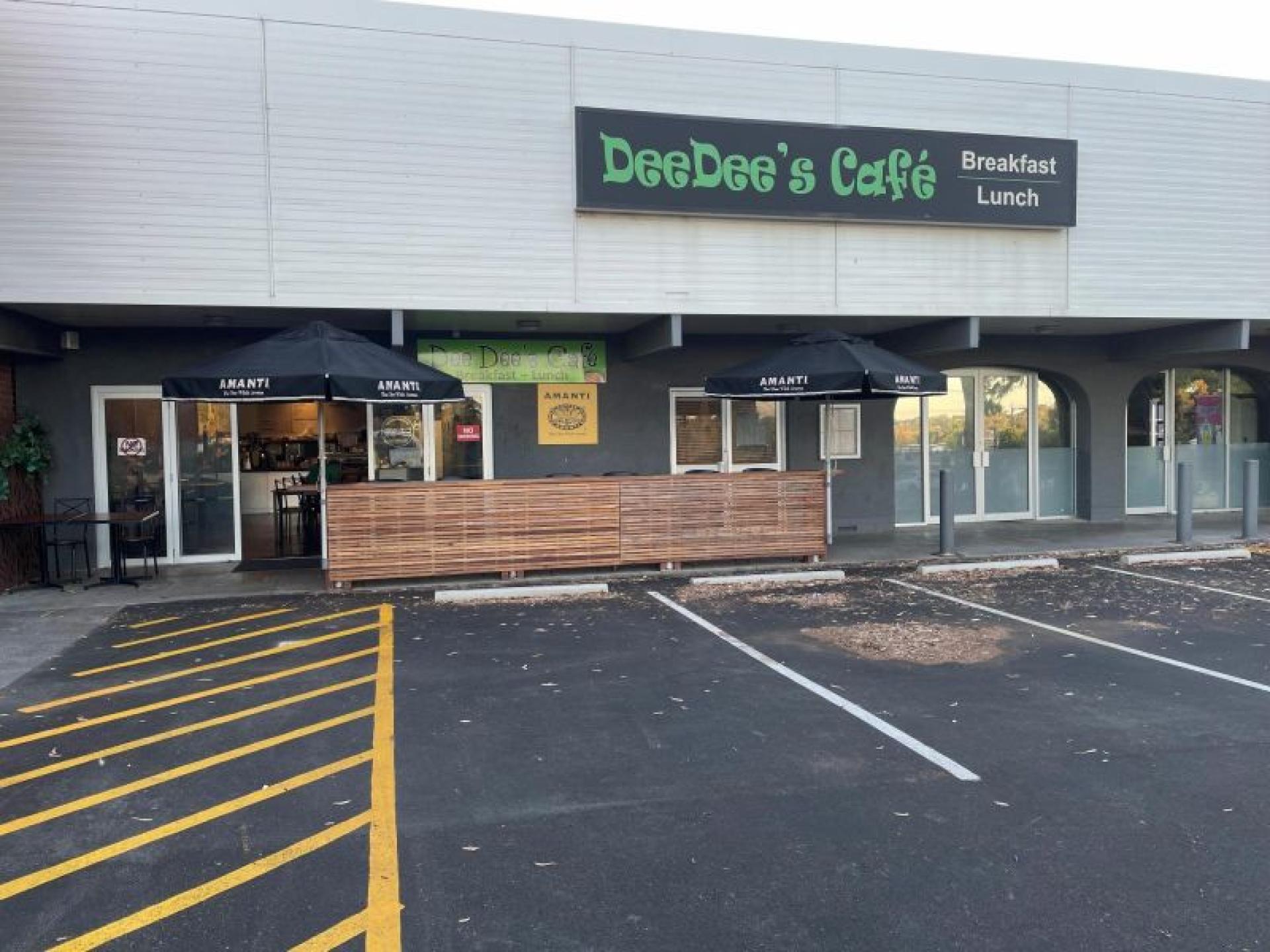 Sold-busy Cafe In Growing 607143 1