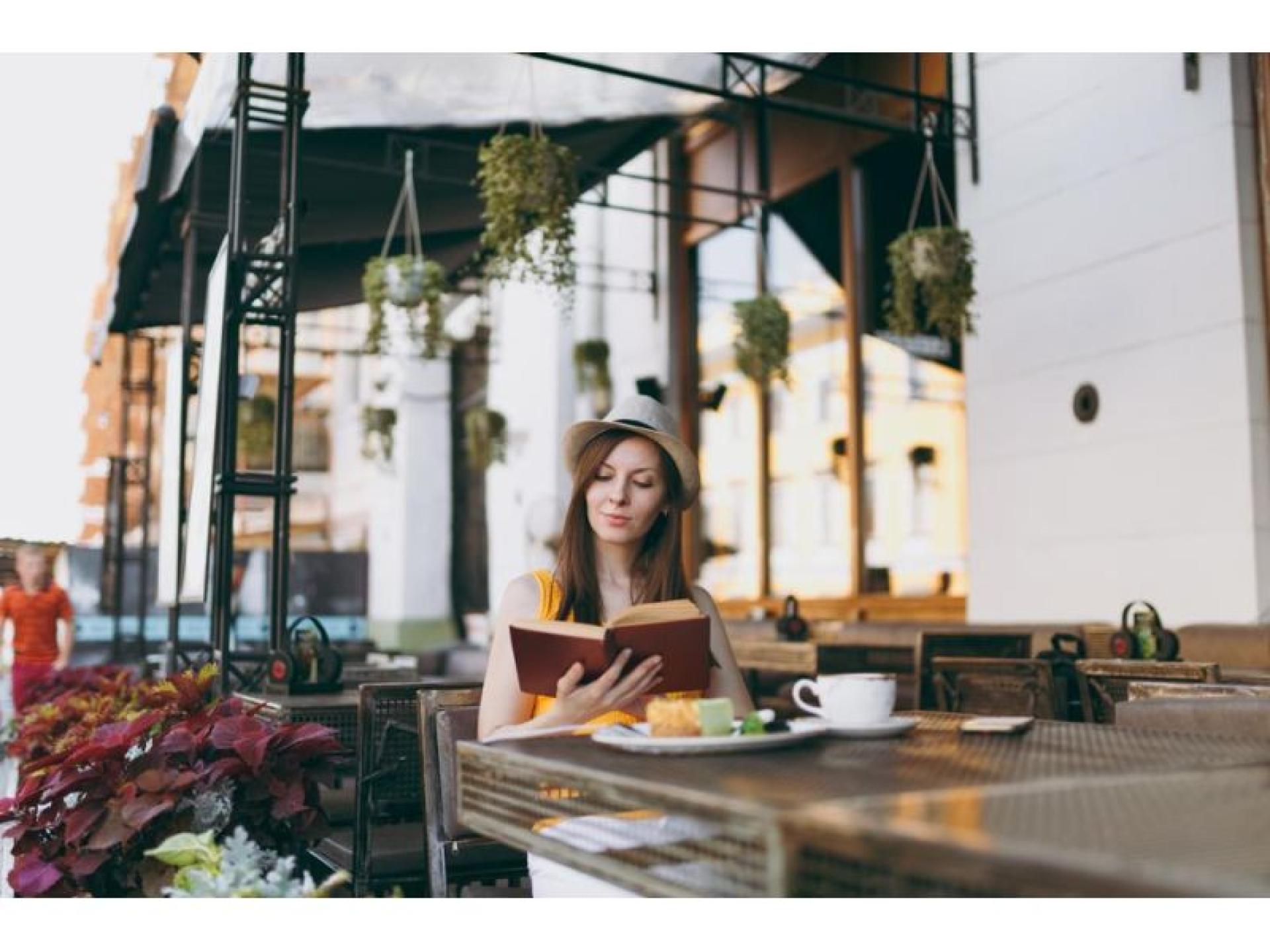 Unique Book Shop Café 613932 3