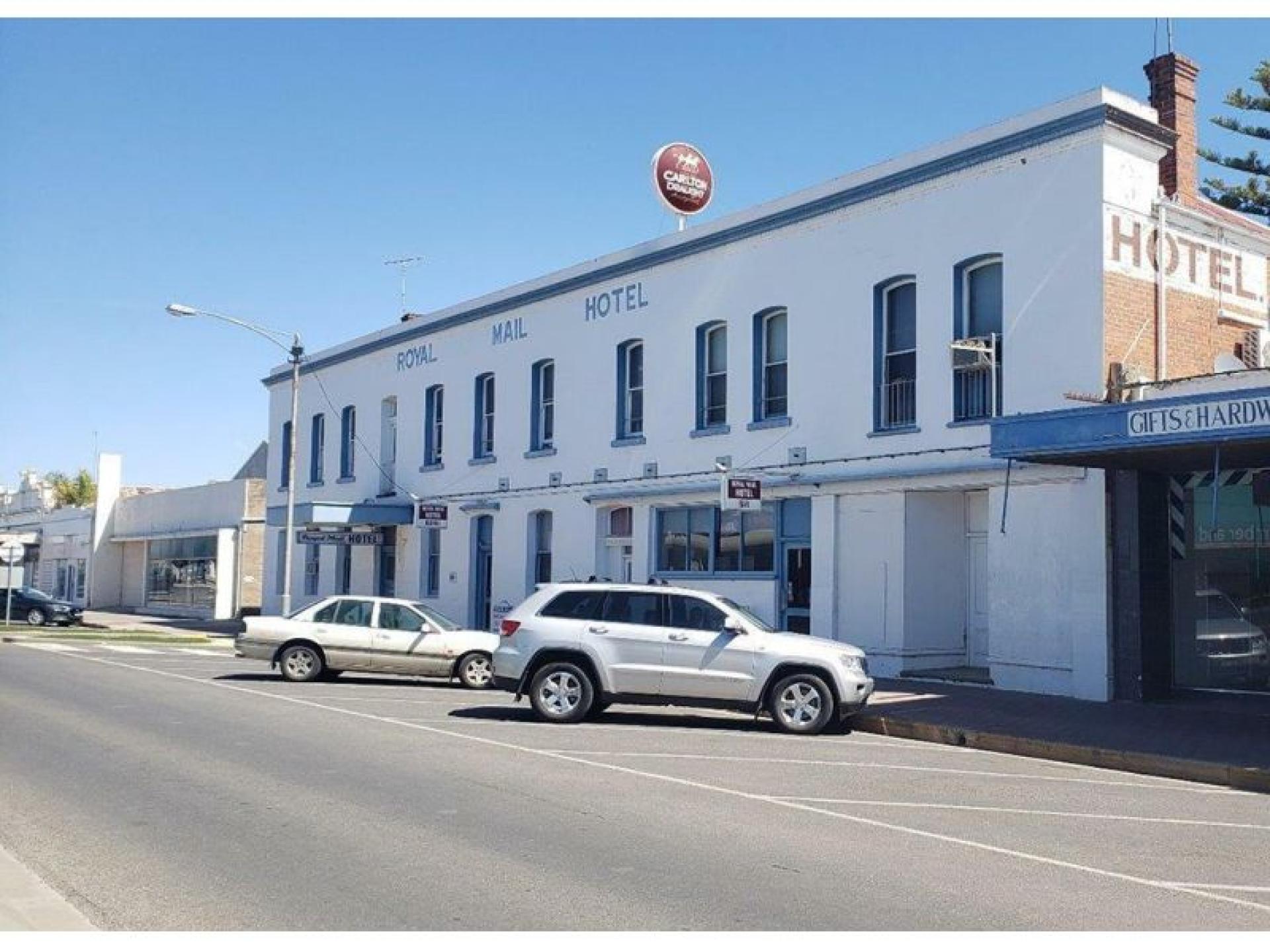 An Amazing Freehold Hotel 618614 2