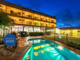 ICONIC HILLTOP GLADSTONE MOTEL - 2102MF