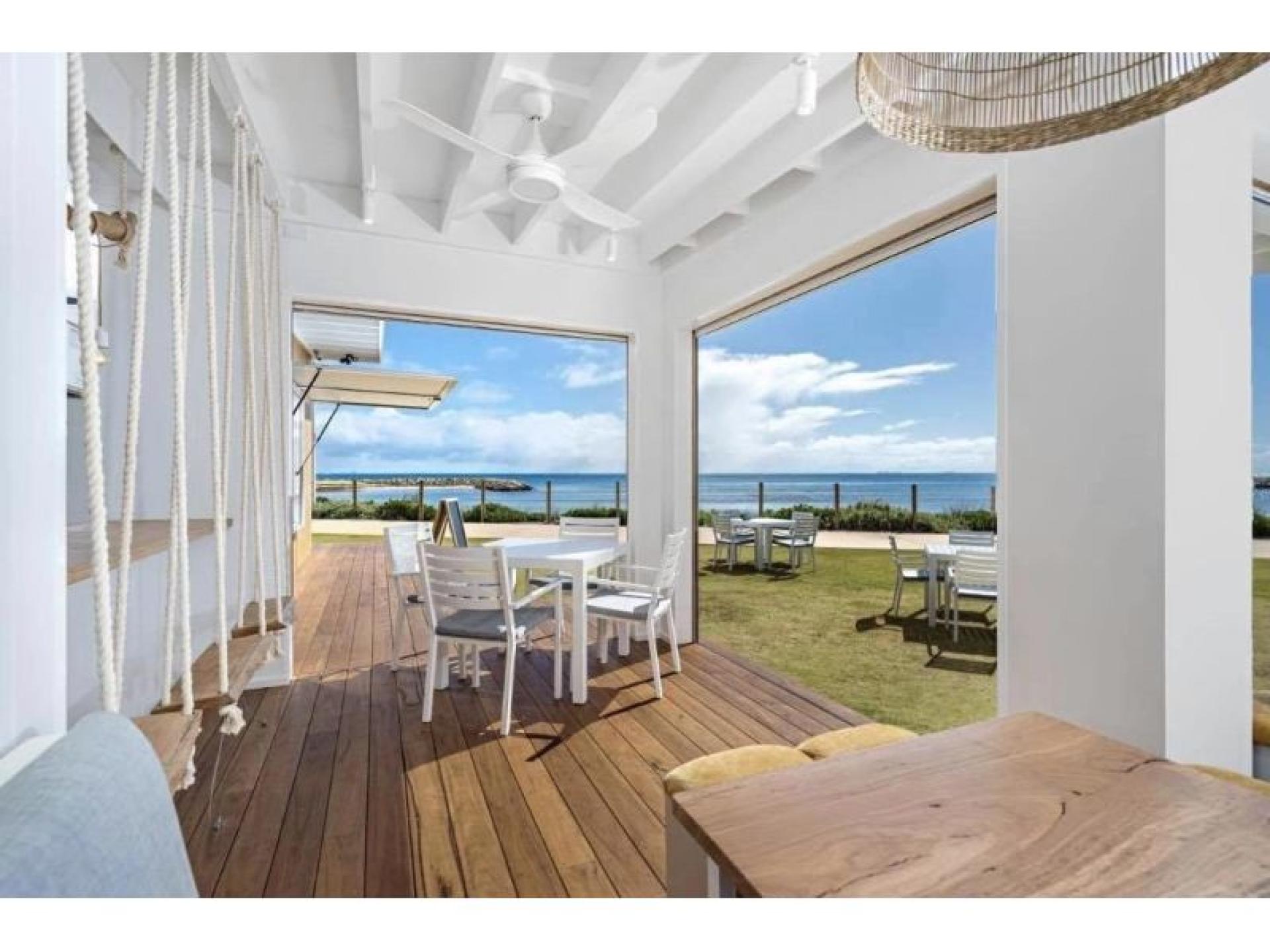 Beachside Cafe With Stunning 622645 2