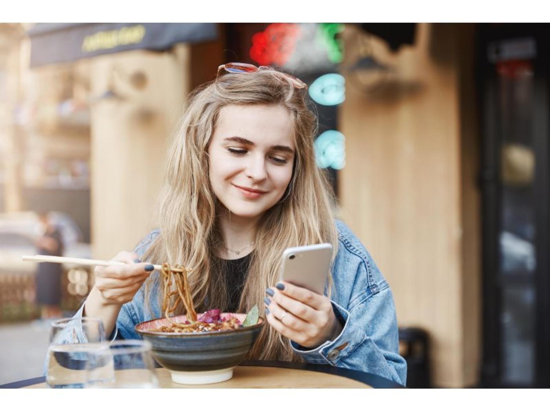 Busy Shopping Centre Noodle 623358 1