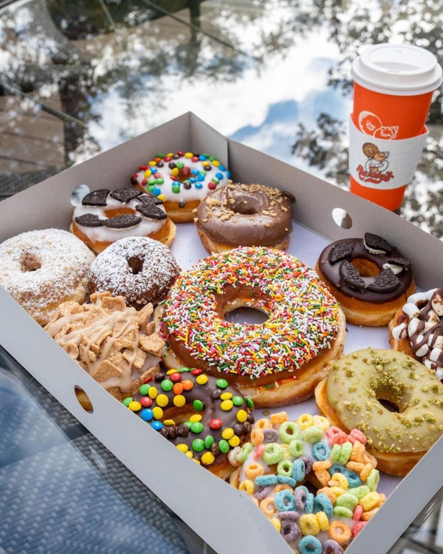Randy's Donuts. Bringing Sweet 623551 3