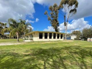 A GREAT SIZE MOTEL WHERE NUMBER OF ROOMS IS KING - 2667ML