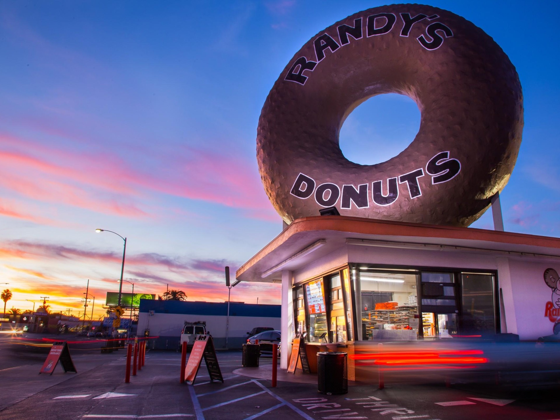 Join The Randy's Donuts® 627366 3