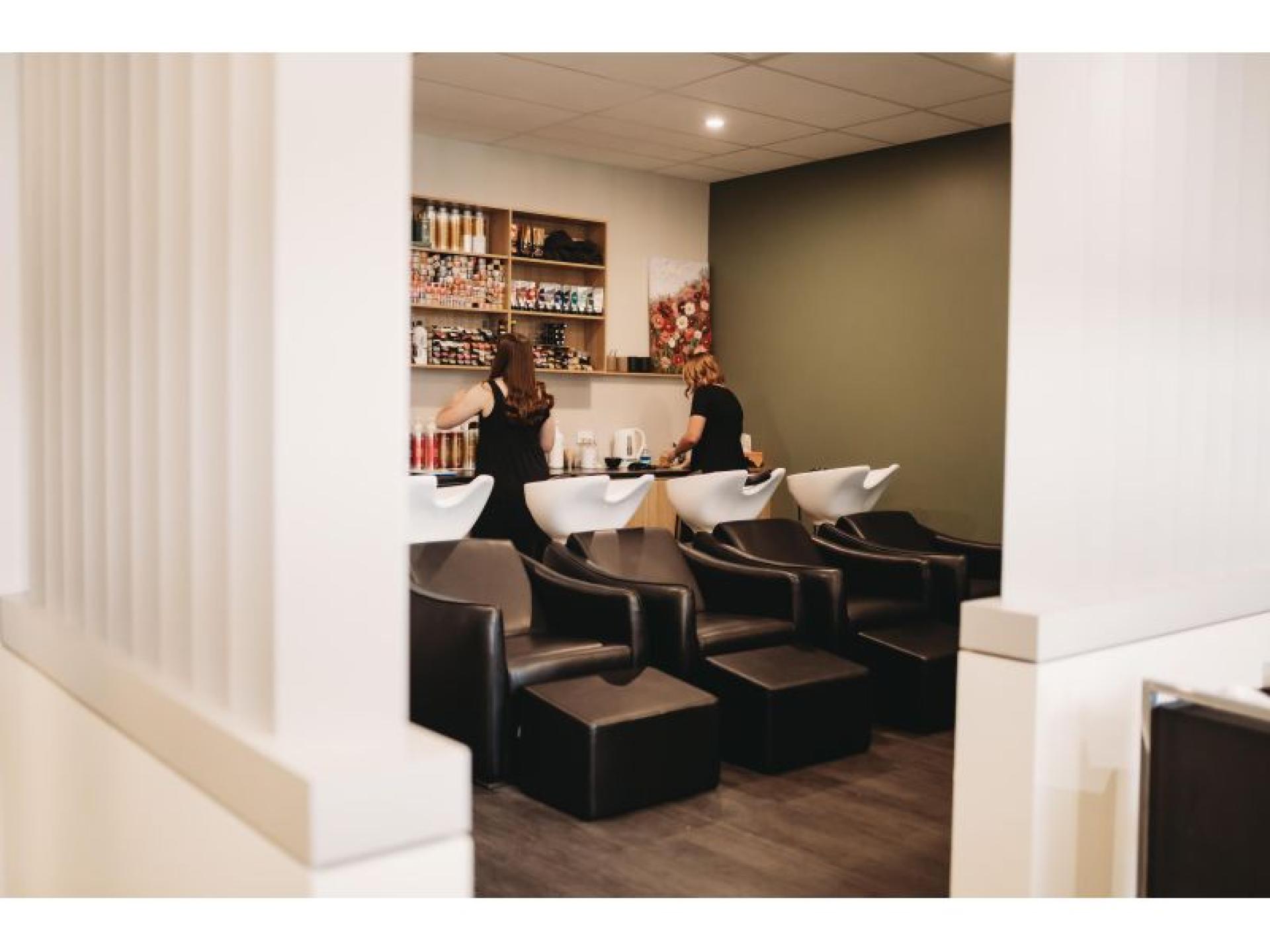 Stunning Hair Salon In 631979 2