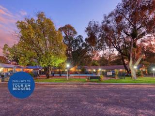 RARE FREEHOLD GOING CONCERN 41 ROOMS ON 3 ACRES - 1630MF