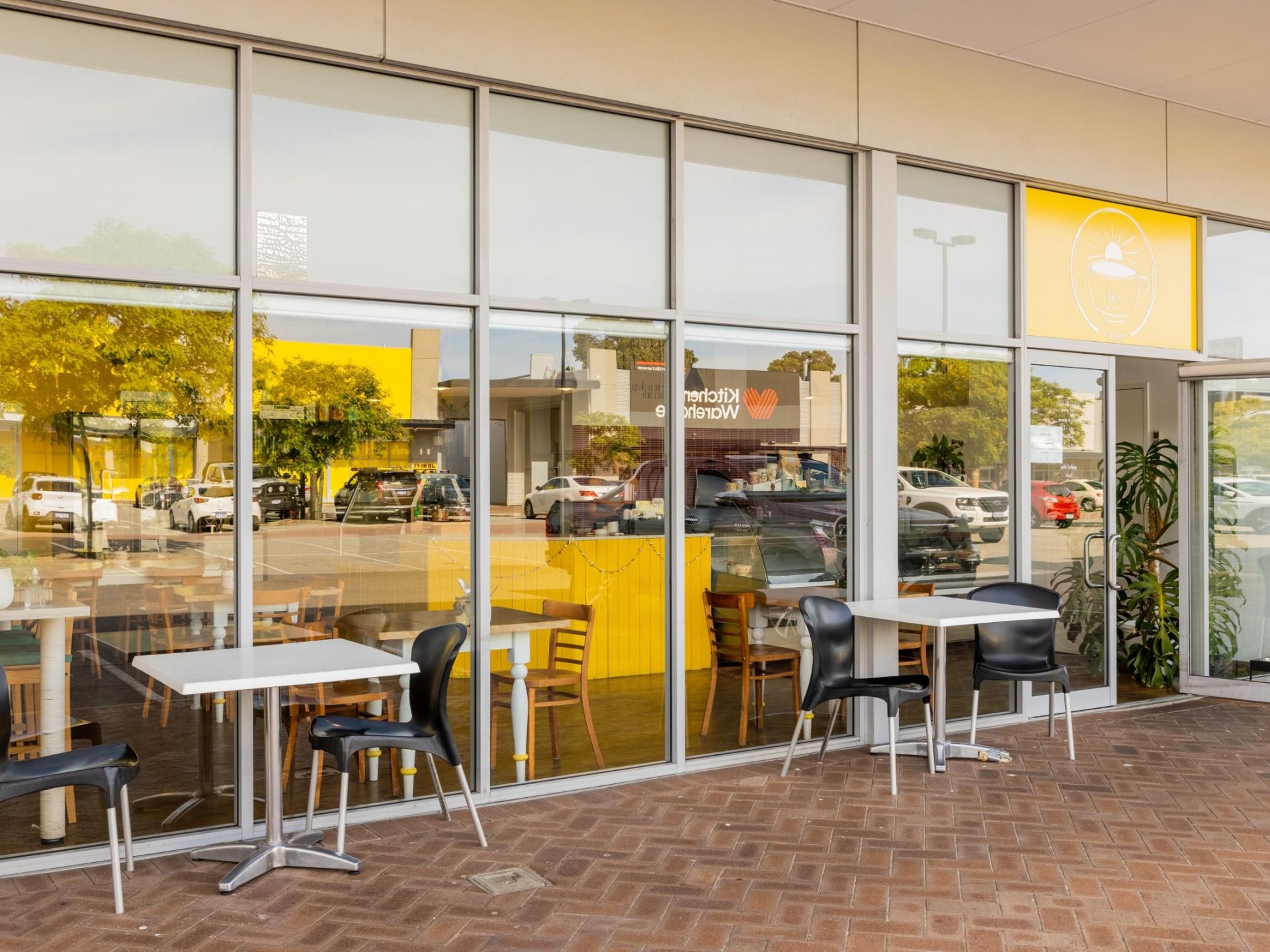 Sole Cafe In Bustling 637142 3