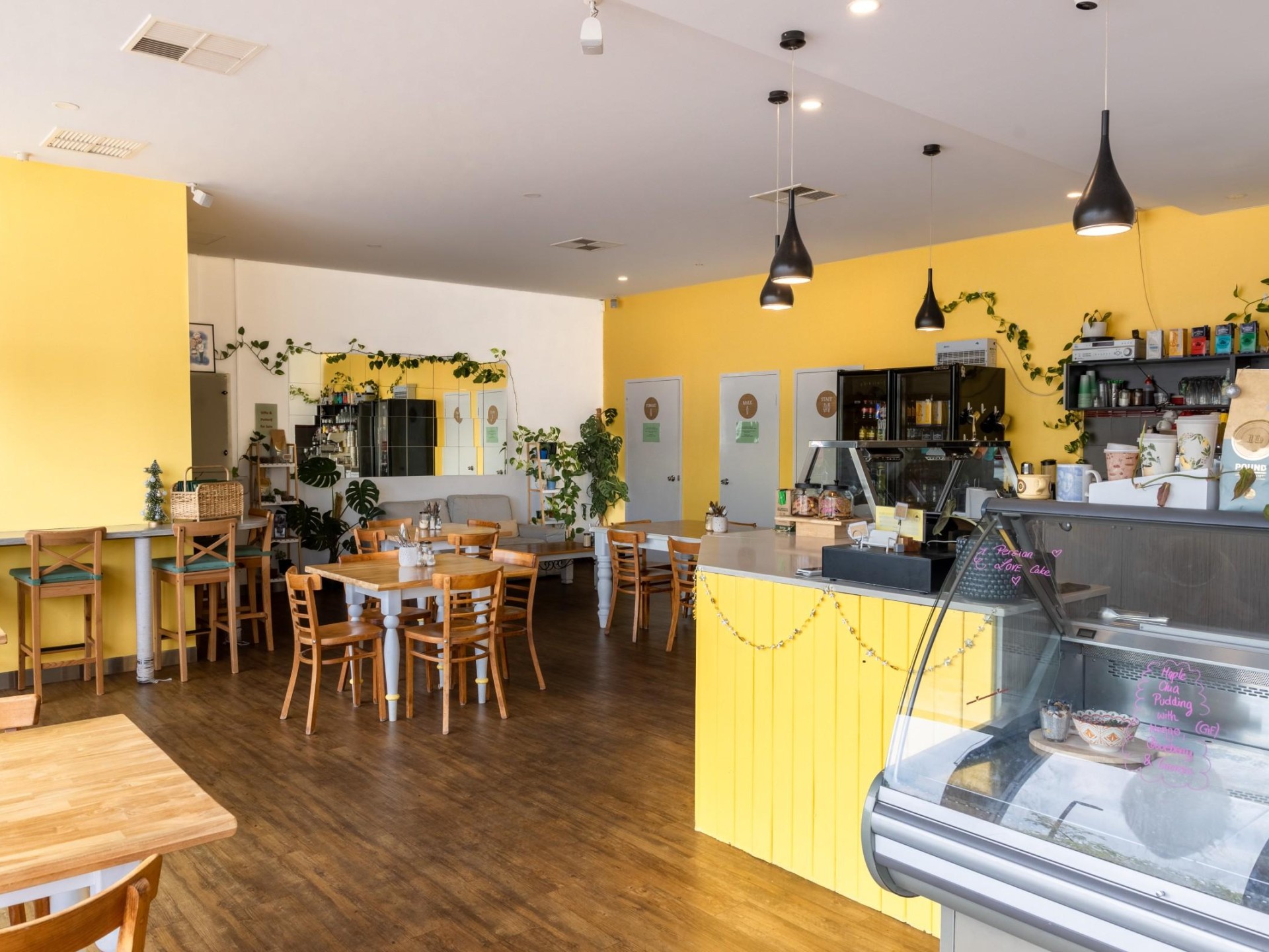 Sole Cafe In Bustling 637142 1