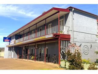 UNDER OFFER - Family Hotel, Cootamundra NSW - 1P0382