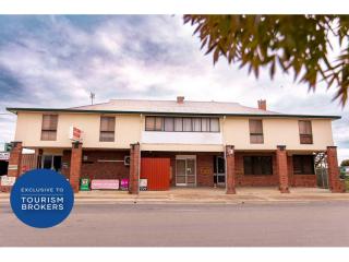 ONE OF THE CHEAPEST PUBS IN VICTORIA - 121HF