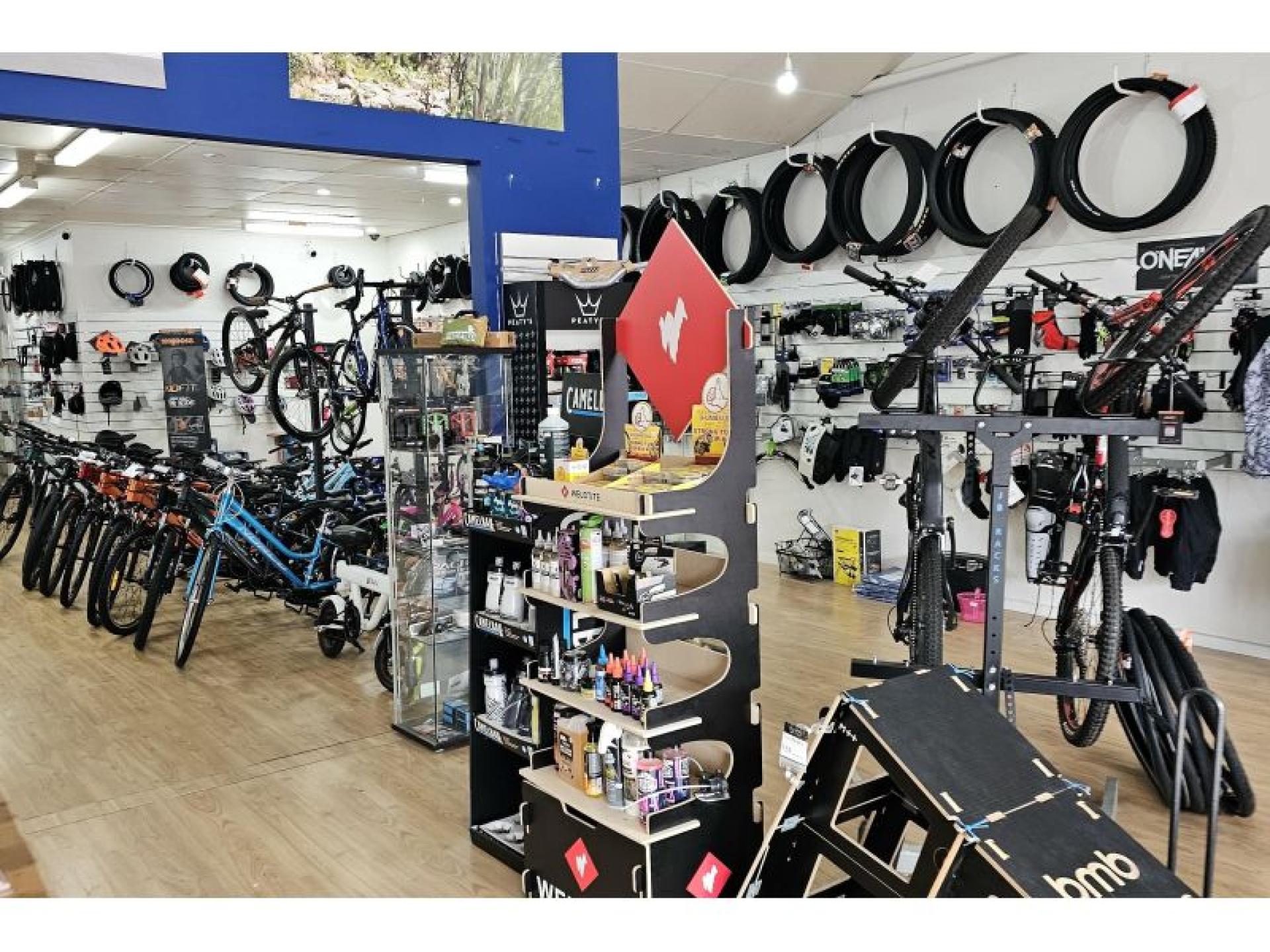 Fully Equipped Bicycle Shop 641984 3