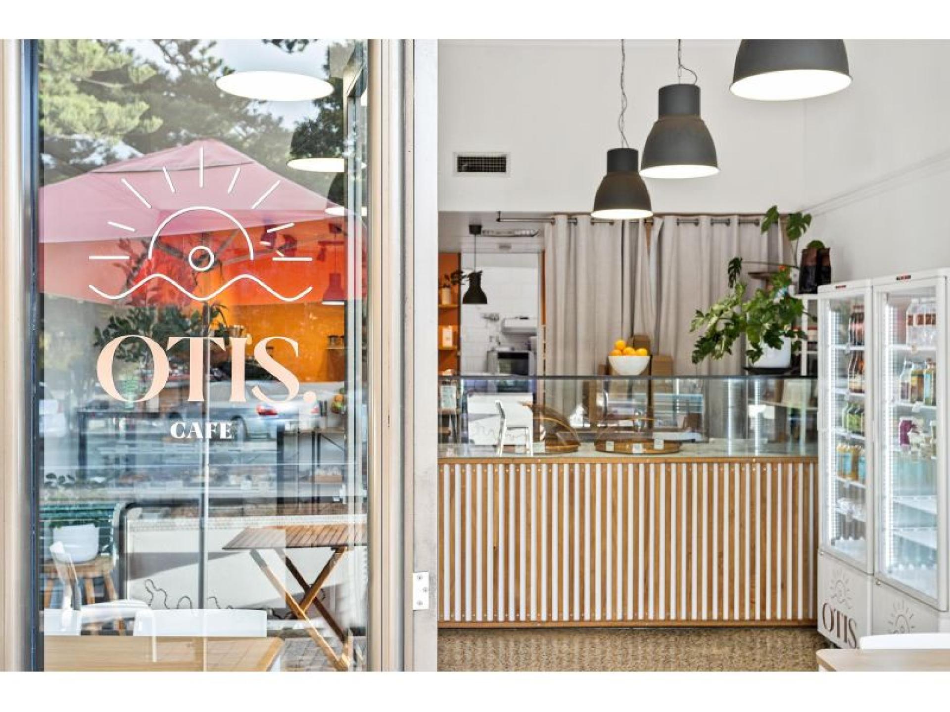 Otis Cafe & Deli 643224 3