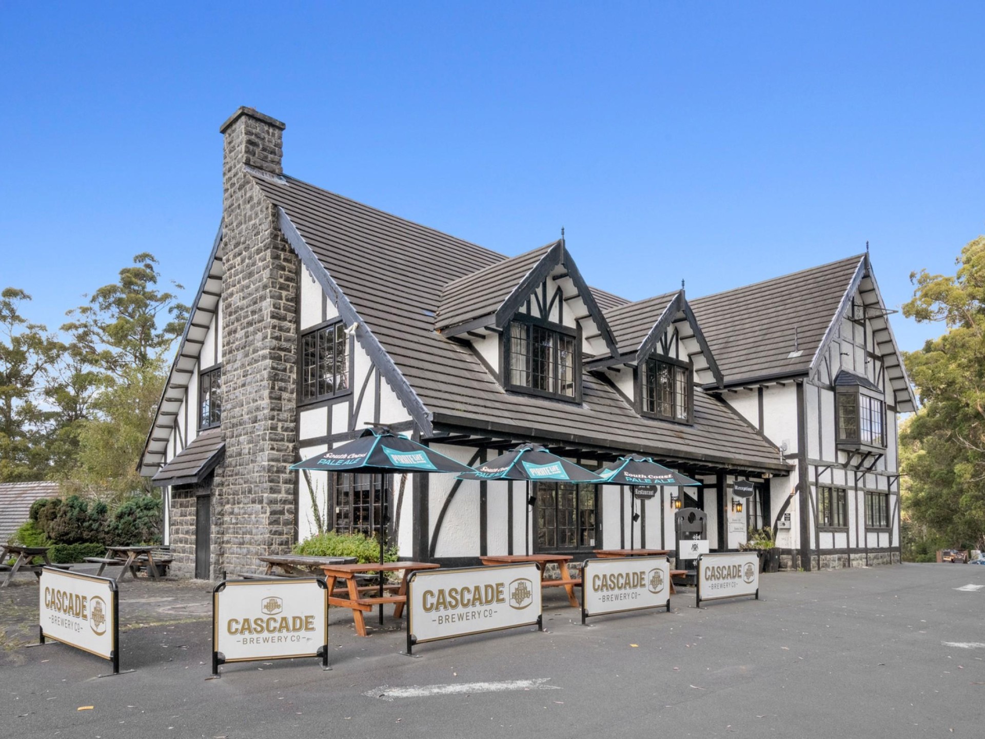 The Fox And Hounds 645534 2