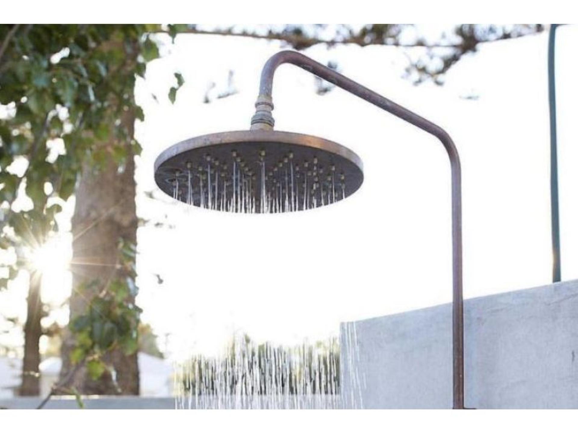 Boutique Outdoor Shower Business 648486 1