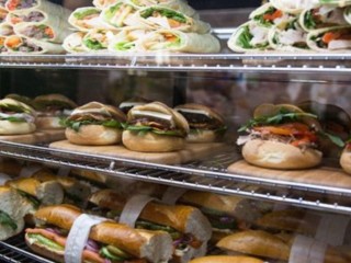 VERY BUSY 5-DAY LUNCHBAR – CLOSING 3 PM ..