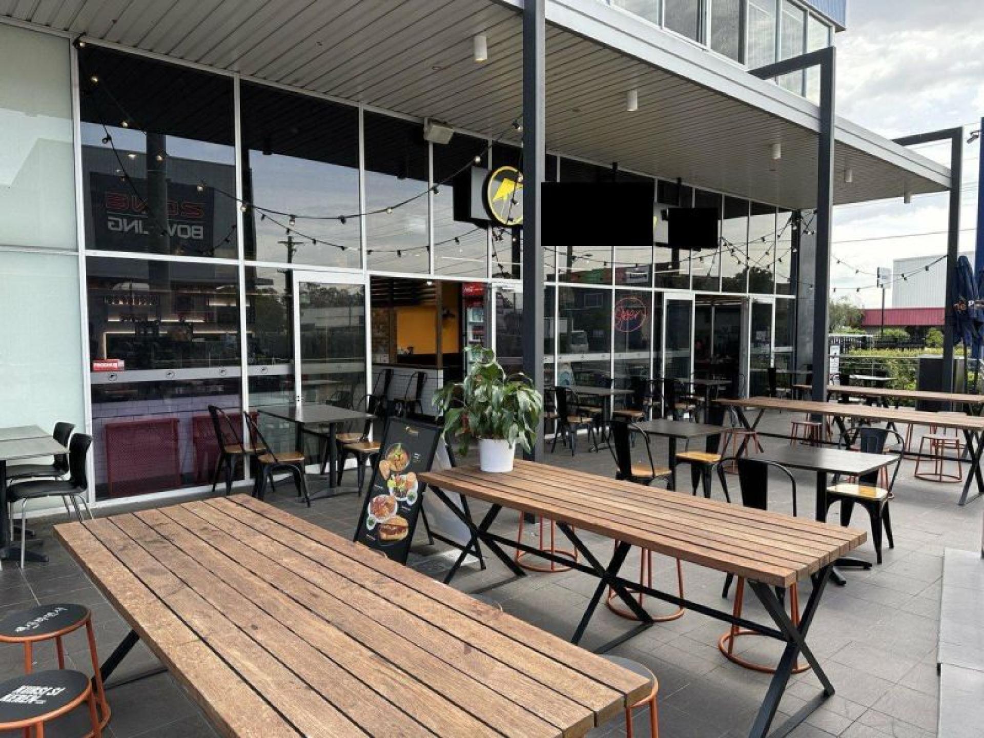 Under Contract: Popular Vietnamese 652442 2