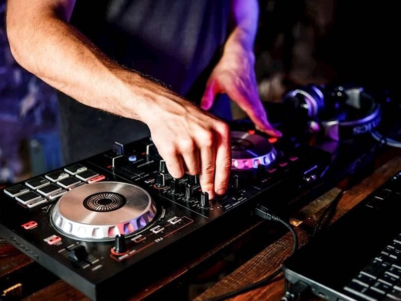 Very Popular Cocktail Bar 653294 3