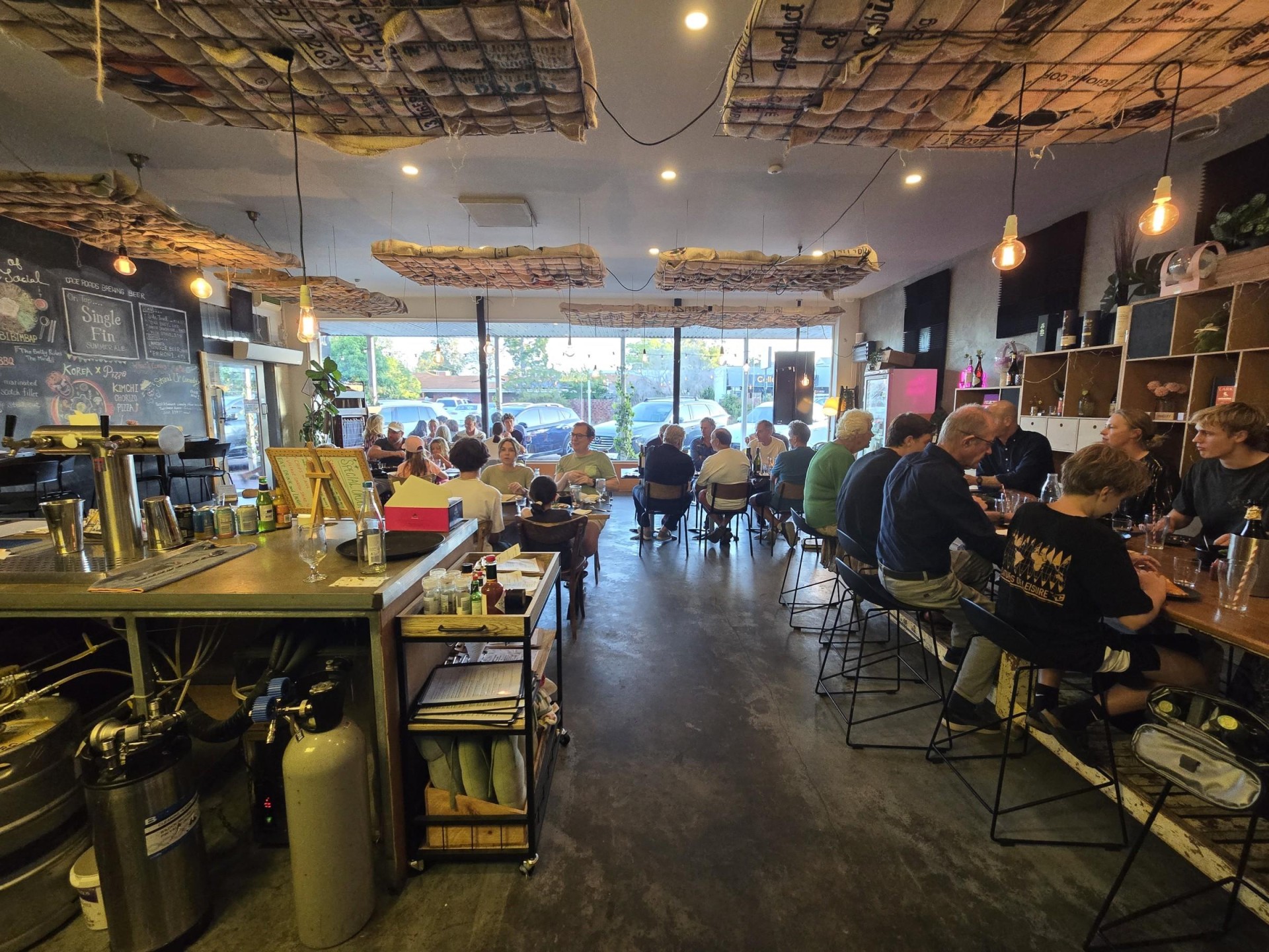 Busy Local Restaurant 653440 2