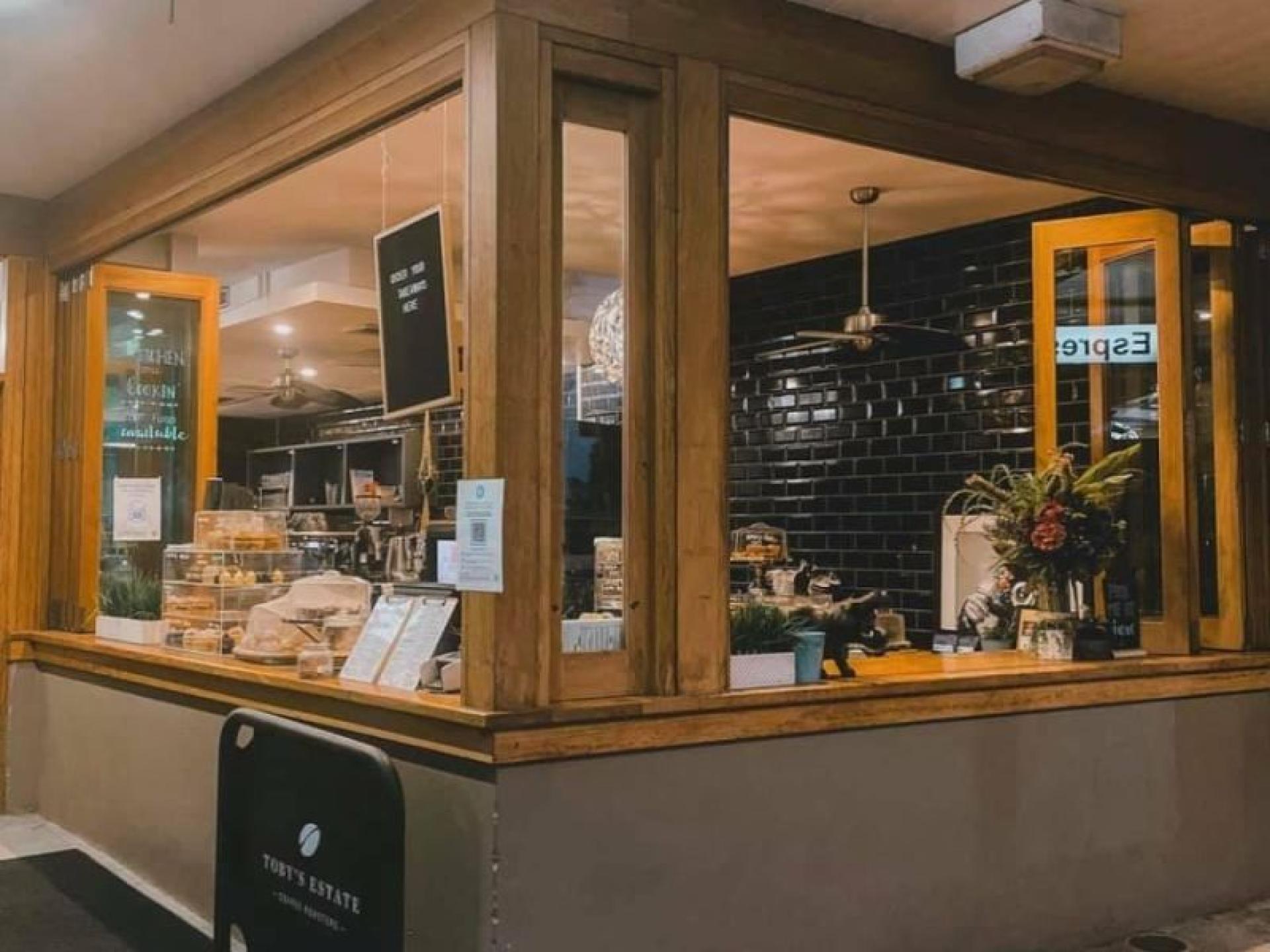 Under Offer! Iconic Waterfront 654720 3