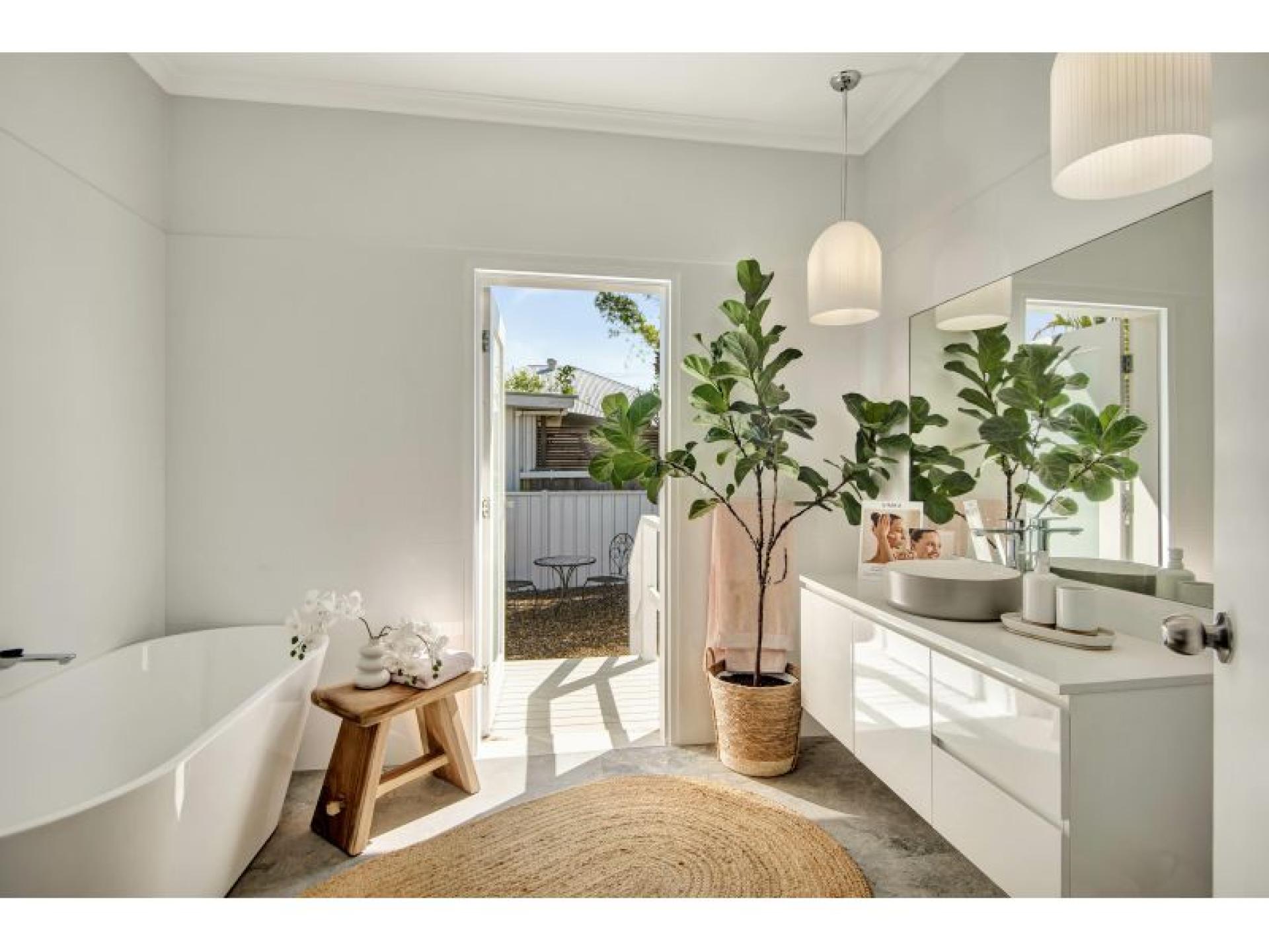 Recently Renovated Beauty / 654727 3